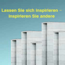 Gelber Text „Lassen Sie sich inspirieren - inspirieren Sie andere“ über einer modernen Betonarchitektur vor blauem Himmel.