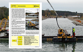 Ein Dokument über Unterwasserbeton liegt vor einer Baustelle, wo ein Arbeiter auf einem Ponton Beton unter Wasser einbringt.