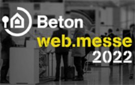 Logo der Beton web.messe 2022 mit dem Symbol eines Hauses in einem Kreis auf einem unscharfen Messehintergrund