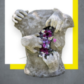 Skulptur aus grauem Beton mit vier Händen, die eine Öffnung im Zentrum rahmen, aus der bunte Blumen wachsen.