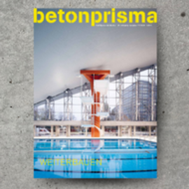 Titelseite der Zeitschrift betonprisma mit einem Foto eines modernen Schwimmbeckens und einer orangefarbenen Skulptur vor verglaster Architektur.